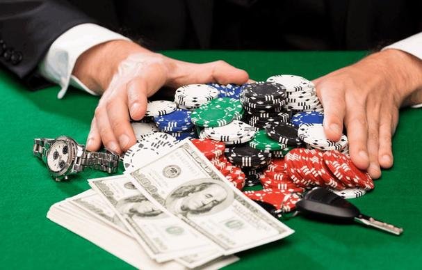 Pengguna menikmati taruhan sportsbook dan live casino di platform poll88 dengan perangkat mobile